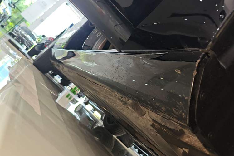 Used Mercedes-Benz E-Class 2023 Updated E 300 L Luxury Edition Right Side Sill