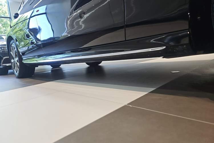 Used Mercedes-Benz E-Class 2023 E 300 L Sport Luxury Edition Right Side Sill