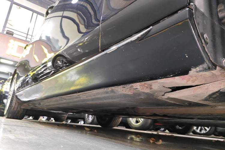 Used Mercedes-Benz E-Class 2023 Updated E 300 L Luxury Edition Right Side Sill