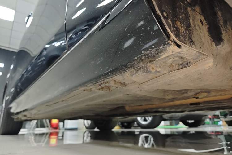 Used Mercedes-Benz E-Class 2023 Updated E 300 L Fashion Edition Right Side Sill