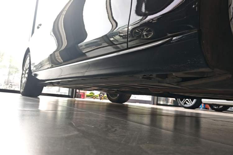 Used Mercedes-Benz E-Class 2023 E 300 L Luxury Model Right Side Sill