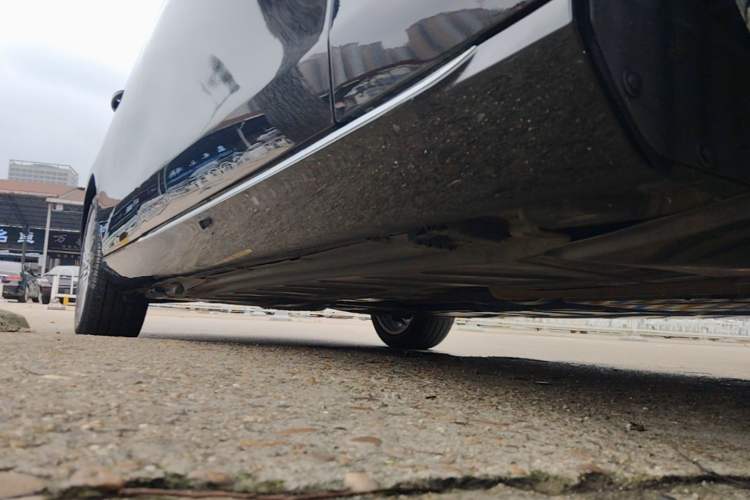 Used Mercedes-Benz E-Class 2023 Updated E 300 L Fashion Edition Right Side Sill