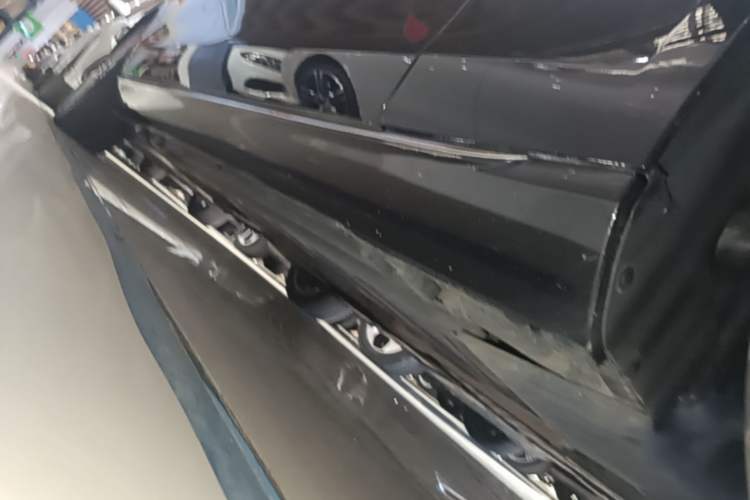 Used Mercedes-Benz E-Class 2023 Updated E 300 L Luxury Edition Right Side Sill