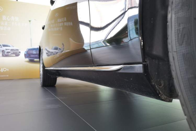 Used Mercedes-Benz E-Class 2023 Updated E 300 L Fashion Edition Right Side Sill