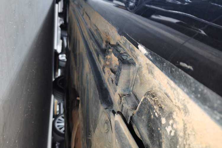 Used Mercedes-Benz E-Class 2023 Updated E 300 L Luxury Edition Right Side Sill