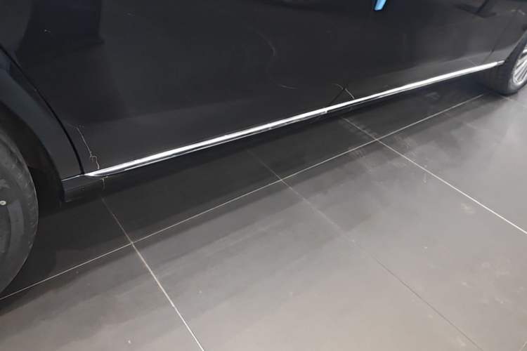 Used Mercedes-Benz E-Class 2023 Updated E 300 L Fashion Edition Right Side Sill