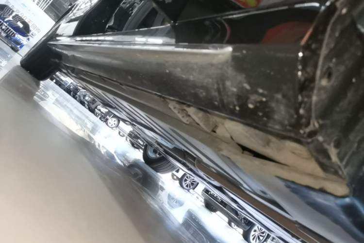 Used Mercedes-Benz E-Class 2023 E 300 L Sporty and Stylish Model Right Side Sill