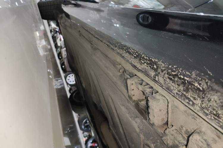 Used Mercedes-Benz E-Class 2023 Updated E 300 L Fashion Edition Right Side Sill