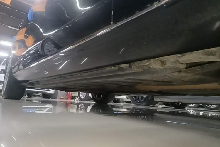 Used Mercedes-Benz E-Class 2023 Updated E 300 L Luxury Edition Right Side Sill
