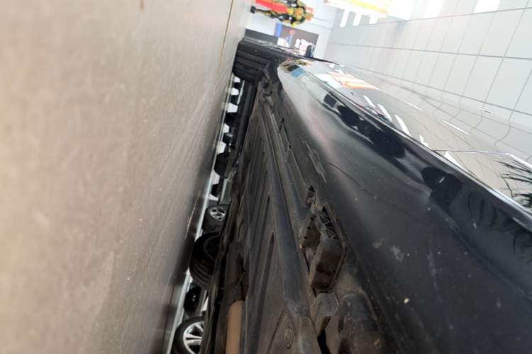 Used Mercedes-Benz E-Class 2023 E 300 L Luxury Model Right Side Sill