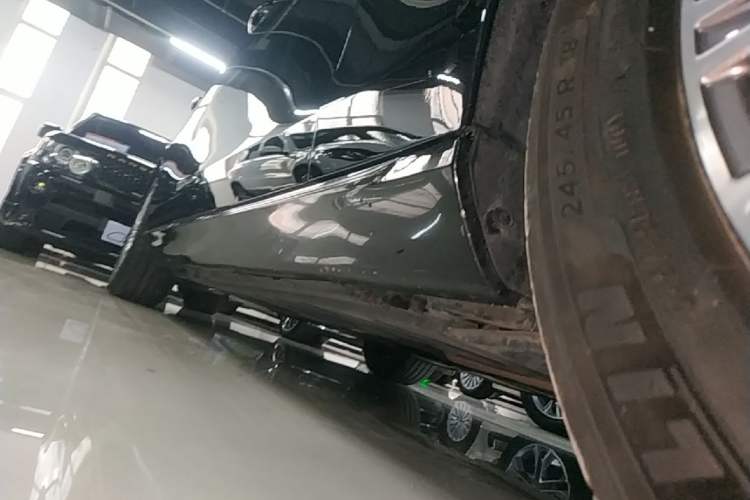 Used Mercedes-Benz E-Class 2023 Updated E 300 L Luxury Edition Right Side Sill