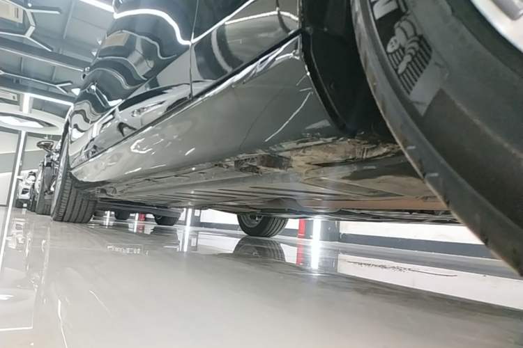 Used Mercedes-Benz E-Class 2023 Updated E 300 L Fashion Edition Right Side Sill