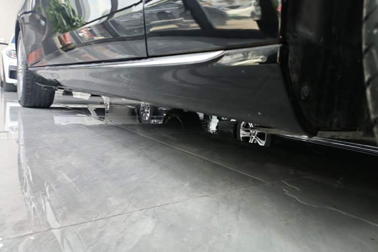 Used Mercedes-Benz E-Class 2023 Updated E 300 L Luxury Edition Right Side Sill
