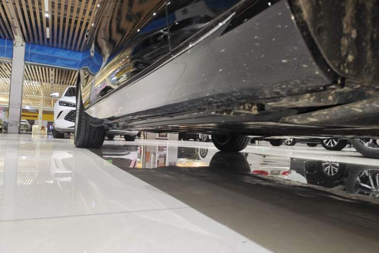 Used Mercedes-Benz E-Class 2023 E 300 L Luxury Model Right Side Sill