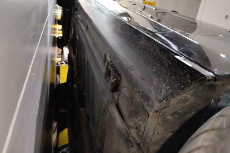 Used Mercedes-Benz E-Class 2023 Updated E 300 L Fashion Edition Right Side Sill