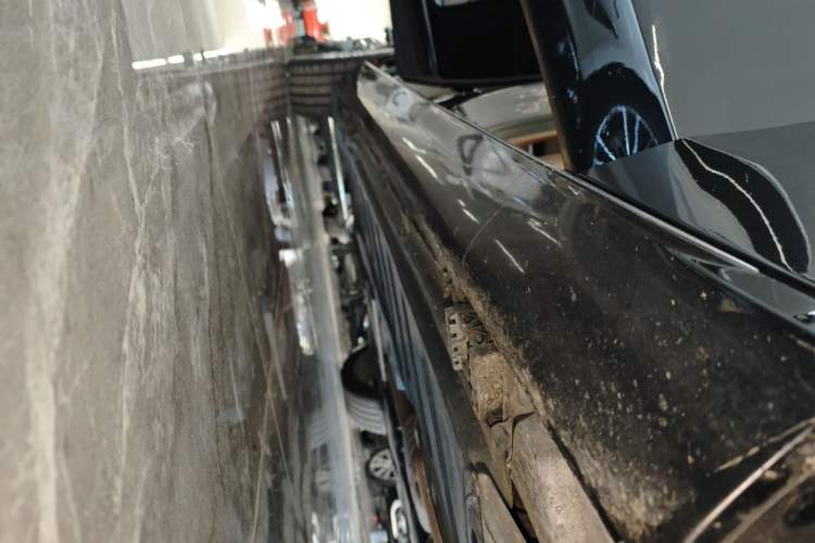 Used Mercedes-Benz E-Class 2023 Updated E 300 L Fashion Edition Right Side Sill