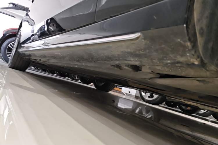 Used Mercedes-Benz E-Class 2023 Restyled E 300 L Sporty and Stylish Edition Right Side Sill