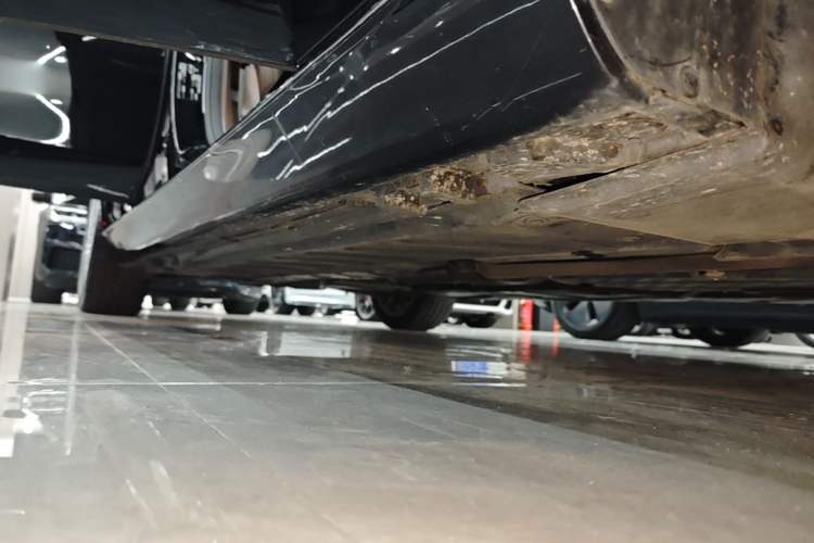 Used Mercedes-Benz E-Class 2023 Updated E 300 L Fashion Edition Right Side Sill