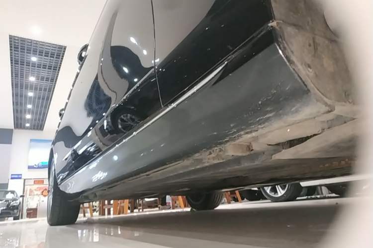 Used Mercedes-Benz E-Class 2023 E 300 L Luxury Model Right Side Sill