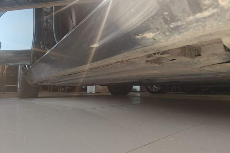 Used Mercedes-Benz E-Class 2023 Updated E 300 L Fashion Edition Right Side Sill