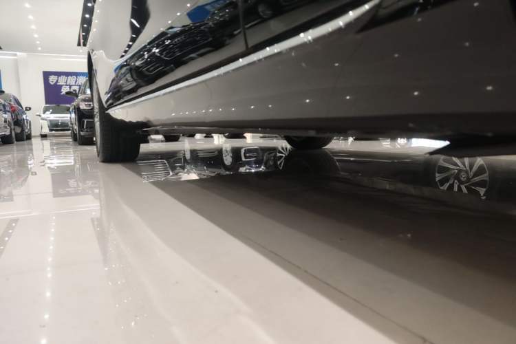 Used Mercedes-Benz E-Class 2023 Updated E 300 L Luxury Edition Right Side Sill