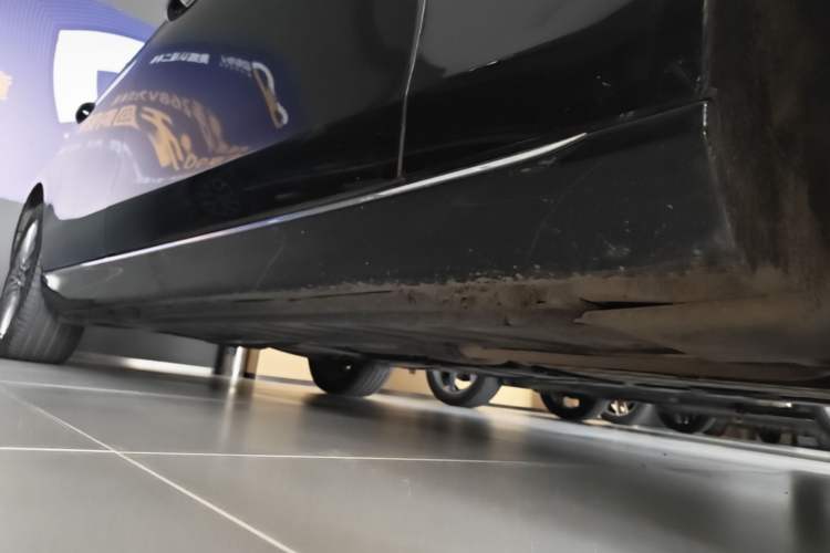Used Mercedes-Benz E-Class 2023 Updated E 300 L Fashion Edition Right Side Sill
