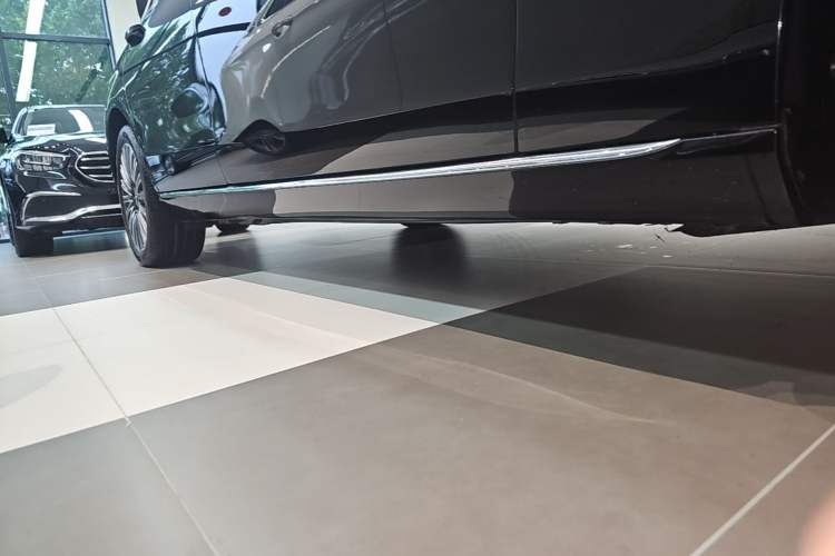 Used Mercedes-Benz E-Class 2023 Updated E 300 L Luxury Edition Right Side Sill