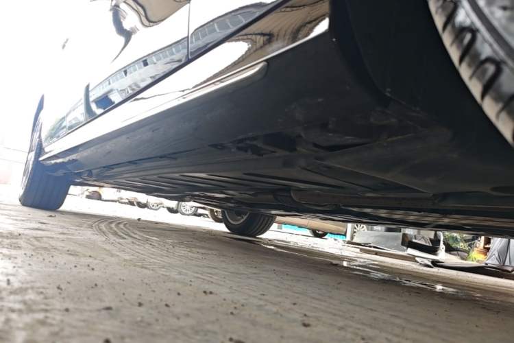 Used Mercedes-Benz E-Class 2023 E 300 L Sporty and Stylish Model Right Side Sill
