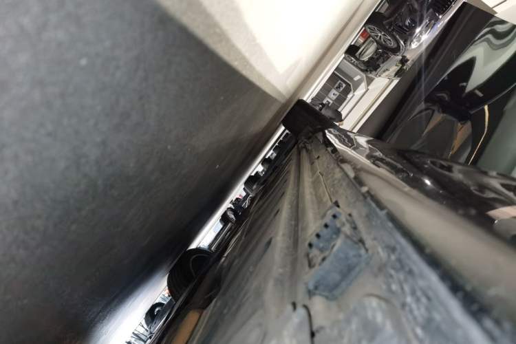 Used Mercedes-Benz E-Class 2023 Updated E 300 L Fashion Edition Right Side Sill