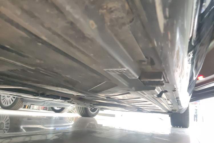 Used Mercedes-Benz E-Class 2023 E 300 L Stylish Model Right Side Sill