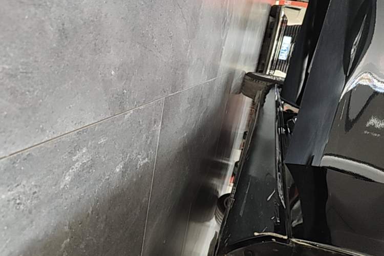 Used Mercedes-Benz E-Class 2023 Updated E 300 L Fashion Edition Right Side Sill