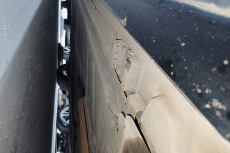 Used Mercedes-Benz E-Class 2023 Restyled E 300 L Sporty and Stylish Edition Right Side Sill