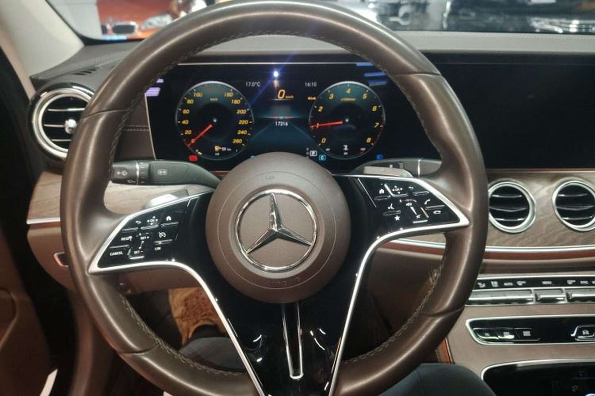 Used Mercedes-Benz E-Class 2023 Updated E 300 L Luxury Edition Steering Wheel