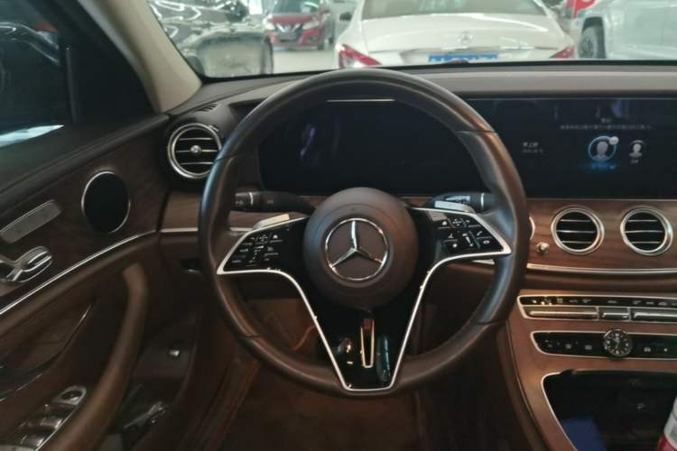 Used Mercedes-Benz E-Class 2023 Updated E 300 L Fashion Edition Steering Wheel