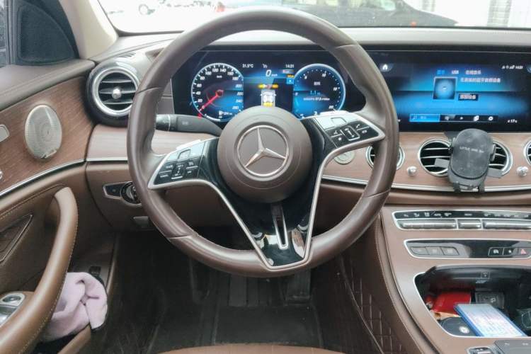 Used Mercedes-Benz E-Class 2023 Updated E 300 L Luxury Edition Steering Wheel