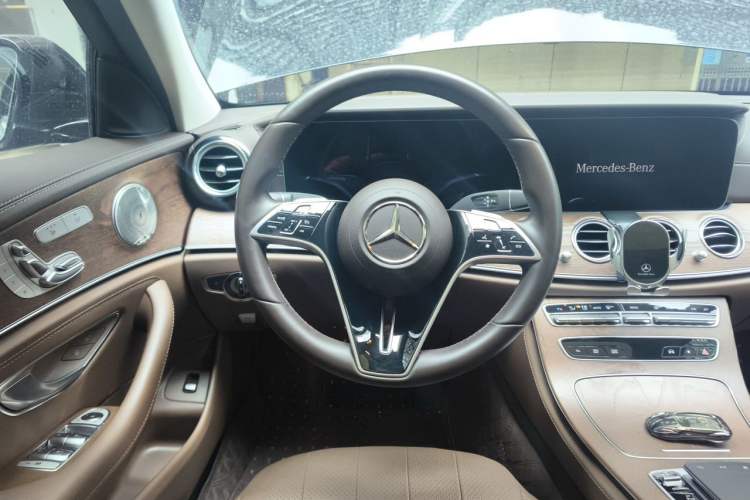 Used Mercedes-Benz E-Class 2023 Updated E 300 L Fashion Edition Steering Wheel