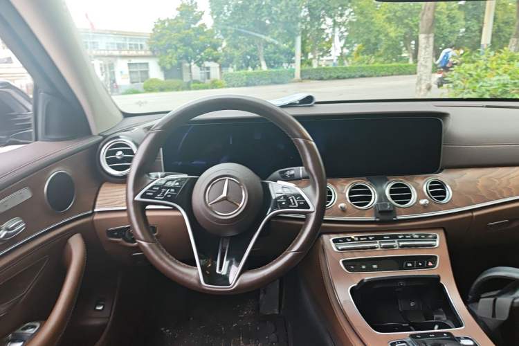 Used Mercedes-Benz E-Class 2023 Updated E 300 L Fashion Edition Steering Wheel