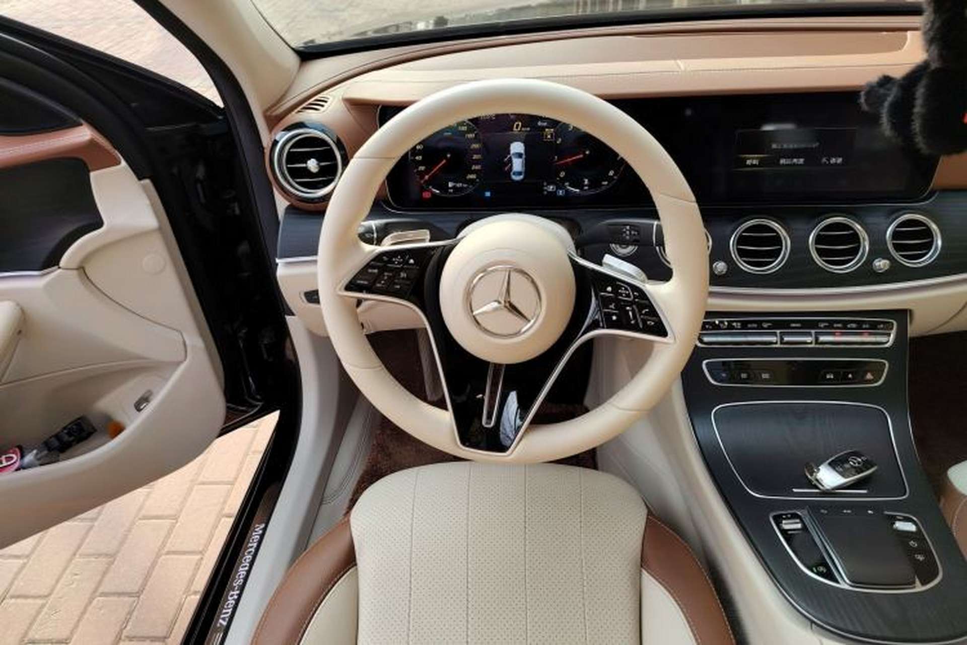 Used Mercedes-Benz E-Class 2023 Updated E 300 L Luxury Edition Steering Wheel