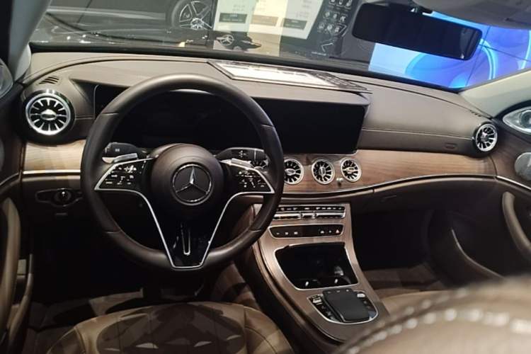 Used Mercedes-Benz E-Class 2023 Updated E 300 L Luxury Edition Steering Wheel