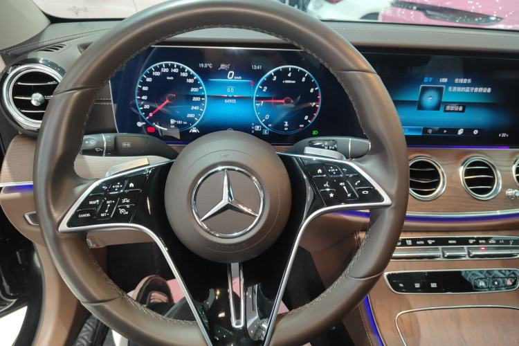 Used Mercedes-Benz E-Class 2023 Updated E 300 L Fashion Edition Steering Wheel