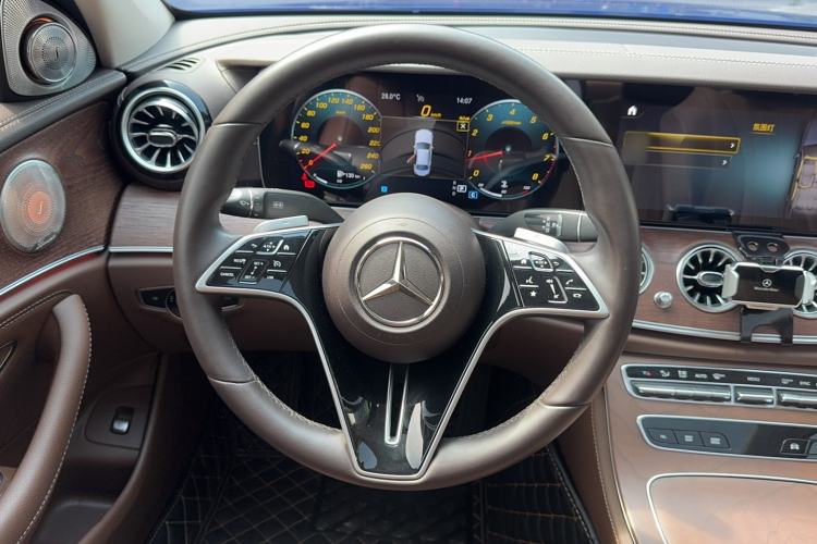 Used Mercedes-Benz E-Class 2023 Updated E 300 L Luxury Edition Steering Wheel