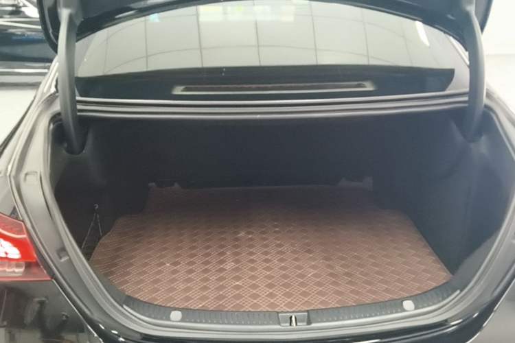 Used Mercedes-Benz E-Class 2023 Updated E 300 L Luxury Edition Trunk
