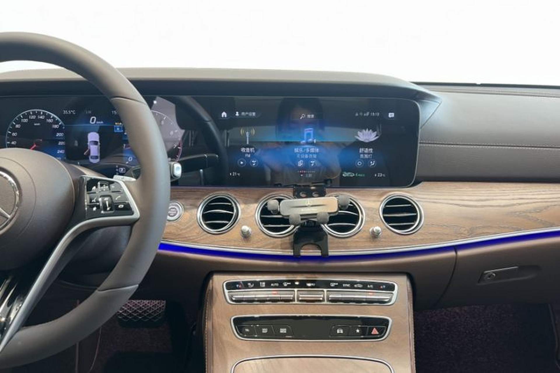 Used Mercedes-Benz E-Class 2023 Updated E 300 L Luxury Edition Interior 5