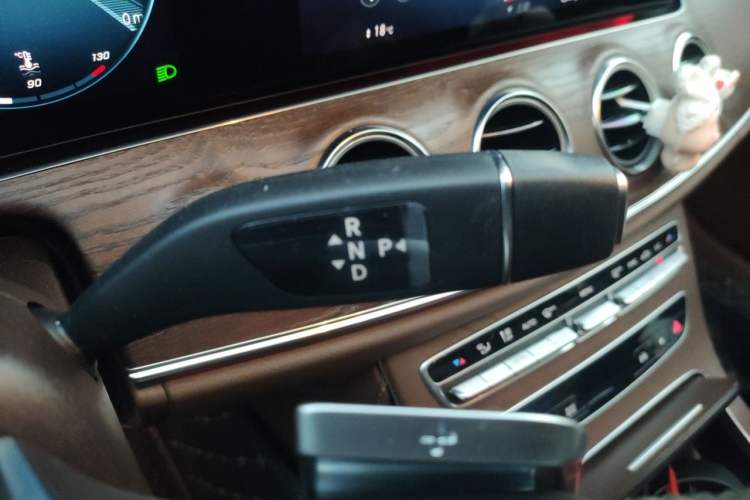 Used Mercedes-Benz E-Class 2023 Updated E 300 L Fashion Edition Gear Lever