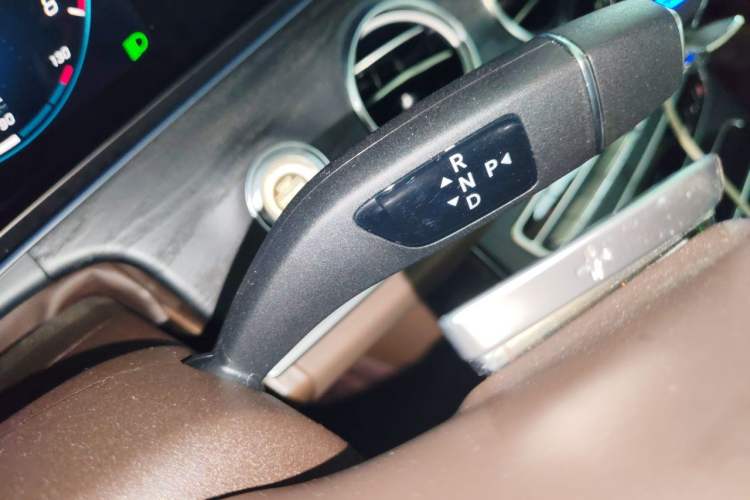Used Mercedes-Benz E-Class 2023 Updated E 300 L Fashion Edition Gear Lever