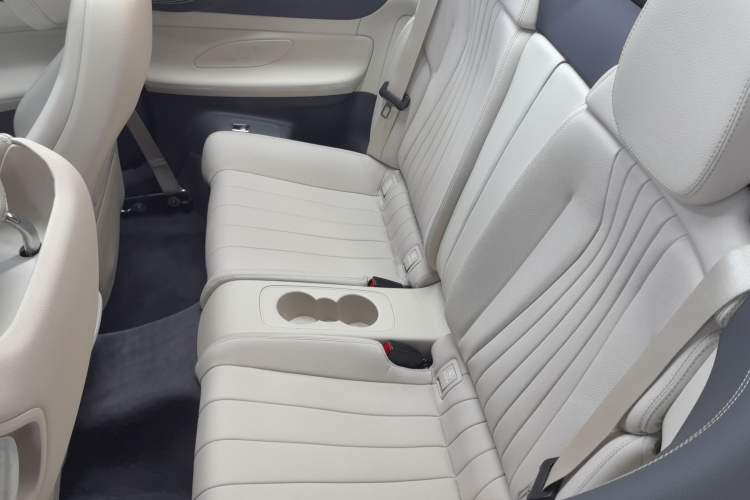 Used Mercedes-Benz E-Class 2023 E 260 Convertible Coupe Interior 4