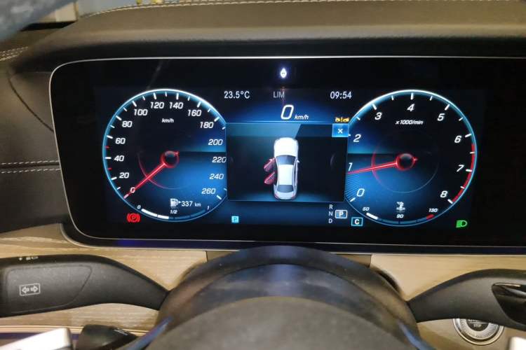 Used Mercedes-Benz E-Class 2023 Updated E 300 L Fashion Edition Odometer Close Up