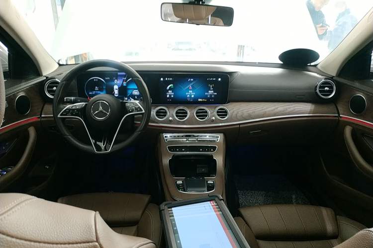 Used Mercedes-Benz E-Class 2023 E 260 L Center Console