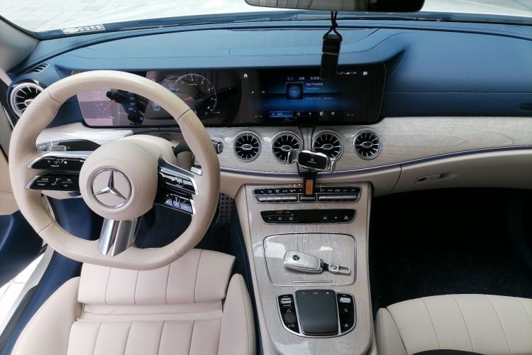 Used Mercedes-Benz E-Class 2023 E 300 Coupe Center Console