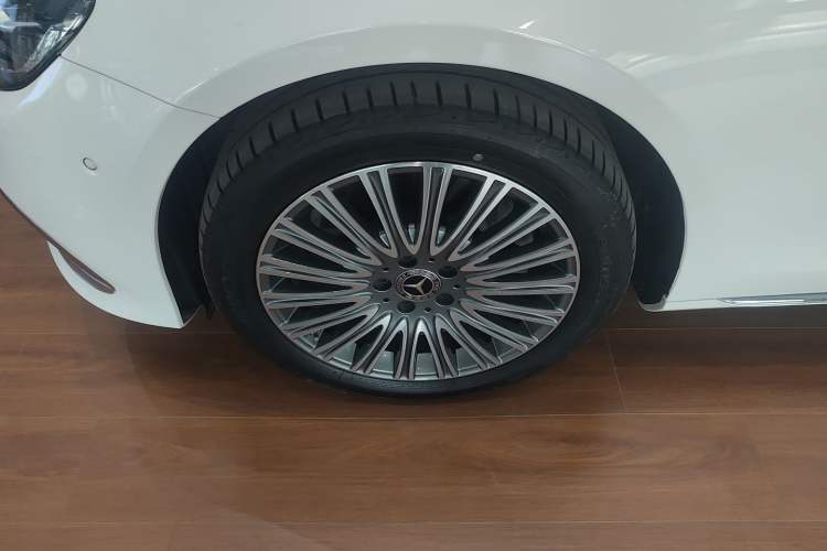Used Mercedes-Benz E-Class 2023 Updated E 300 L Luxury Edition Exterior 4
